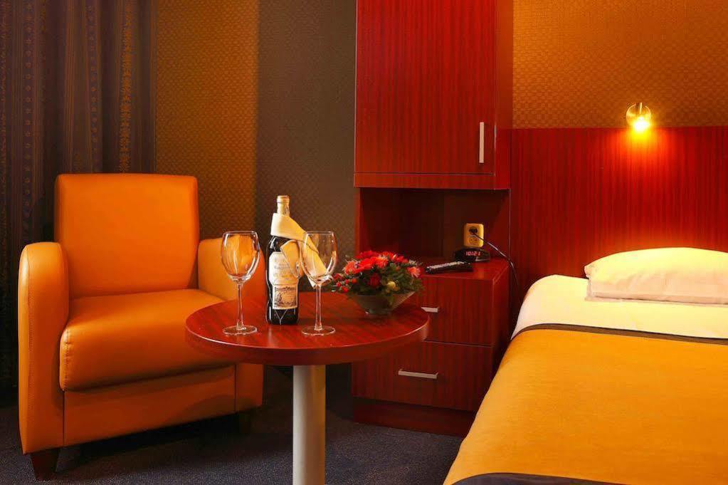 Hotel Parkzicht Veendam ภายนอก รูปภาพ
